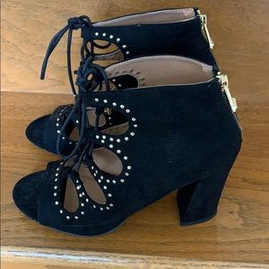 Black & Gold Sandal Size 7.5. Brand: Report.